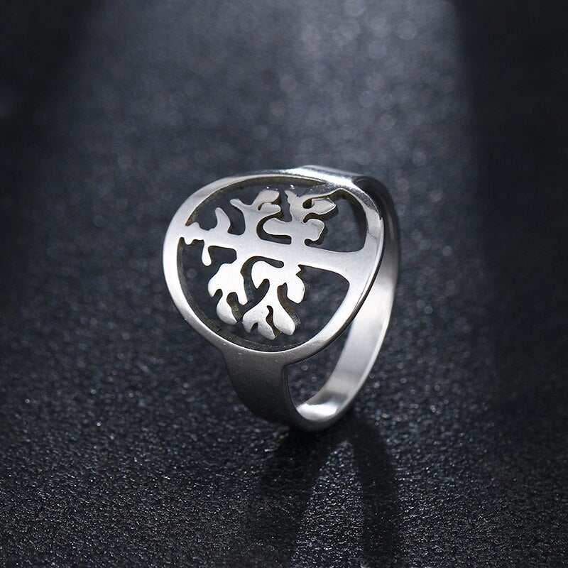 jolie bague arbre de vie en argent sur fond noir