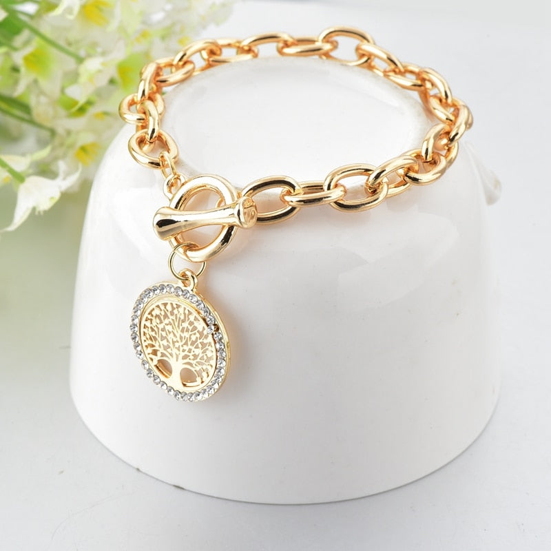 le bracelet sur un socle blanc