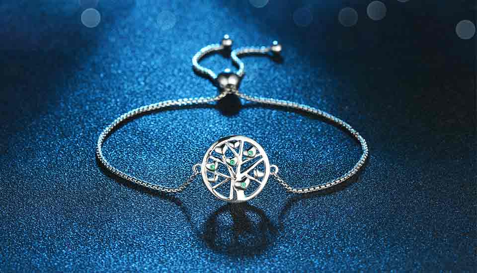 l'arbre de vie orne le bracelet