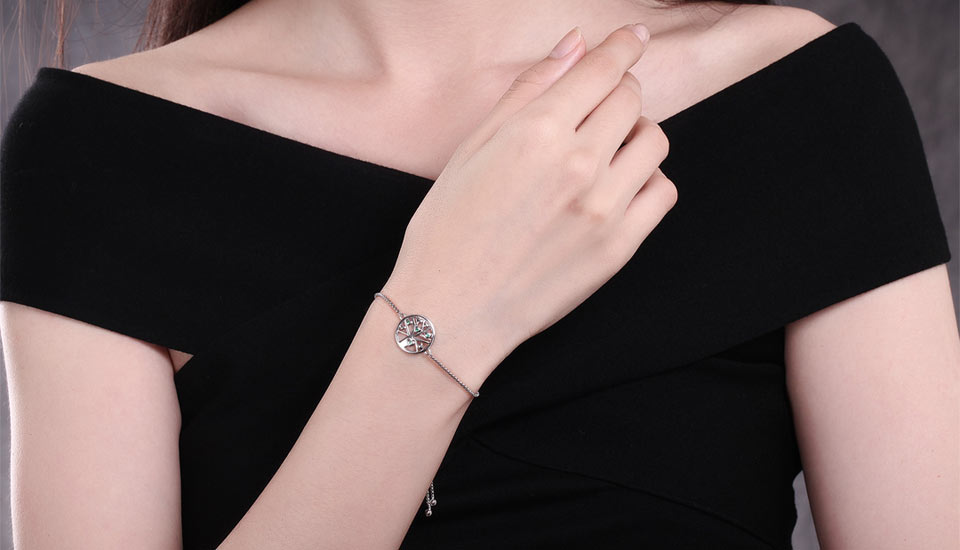 femme avec le bracelet en argent